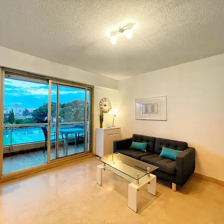 Grand Proche Avec Piscine.