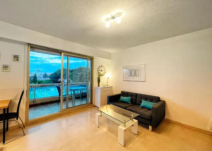 Grand Proche Avec Piscine.