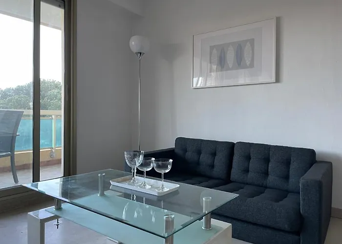 Grand Proche Avec Piscine.